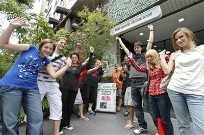 Students outside Genki Japanese school