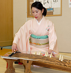 Keiko sensei playing koto