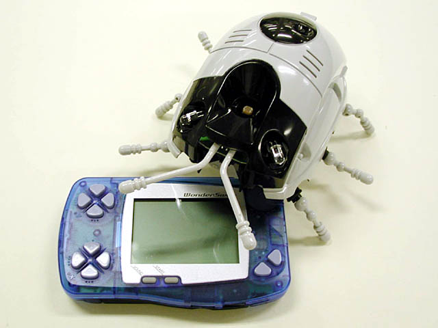 The WonderBorg next to a Wonderswan. Source: WonderWeek第2弾 WonderSwan用ロボットシステム「WonderBorg」